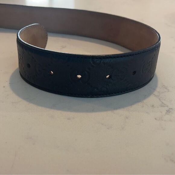 Gucci Black Leather Belt with Gold Logo Buckle - Picture 3 of 6